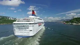 Viaggio di Relax: Passaggio di una Nave da Crociera in un Mare Calmo