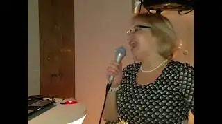 А ты такой Холодный! Ксюша бьёт баклуши на караоке-вечеринке в Мюнхене