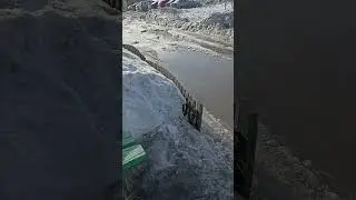 Обращение: п. Билимбай, ул. К. Маркса, д. 75. Невозможно выйти из подъезда, вся дорога разбита.