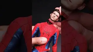 LONG NECK? Hot Toys Spider-Man Red and Blue Suit!