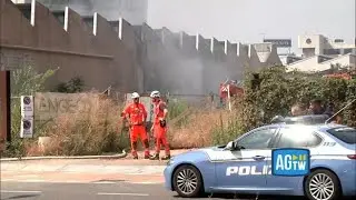 Incendio a Milano: «Almeno 40 fra auto e motorini a fuoco in una concessionaria»