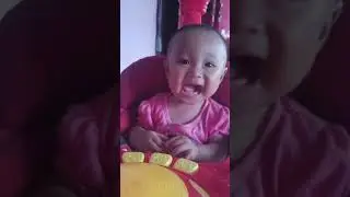 Bocil Gemes ketawa denger orang nyanyi