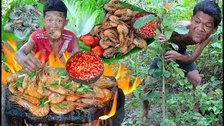 Shrimp eating in jungle, cooking on a rock | Primitive Wildlife