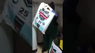 Засыпка ионообменной смолы в колонну умягчения.