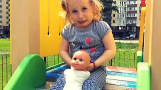 Na igralistu sa lutkom / Kupujemo kinder jaja Masa i Medved / Igracke Iznenadjenja Otvaranje