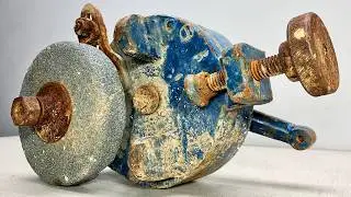 Vintage Rusty Hand Cranked Grinder Restoration