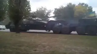 Колона танков движется на передовую зоны АТО