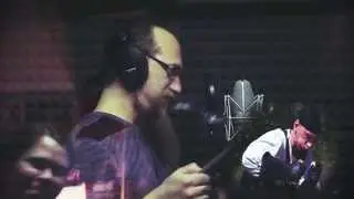 Силуэт в студии звукозаписи.