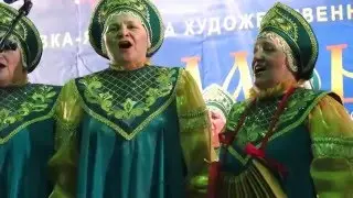 На скамеечке с подружкой мы сидели