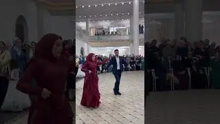 ДЕВУШКА В КРАСНОМ ПЛАТЬЕ ПРЕКРАСНО ТАНЦУЕТ 🔥 