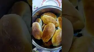 Пирожки с луком и яйцом.