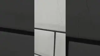 Пошла трещина по стене и по плитке