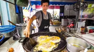 Street Food in Bangkok - Awesome PAD THAI and Instant Noodles on Petchaburi Soi 5!