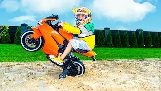 Маленький БАЙКЕР... Tisha ride on a children's motorcycle and stuck in the ground .