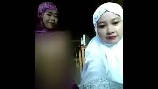 Heboh 2 wanita memakai mukena bugil