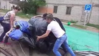 Как свернуть большой надувной батут... и не умереть