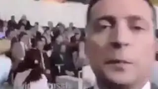 Зеленский облизывает камеру