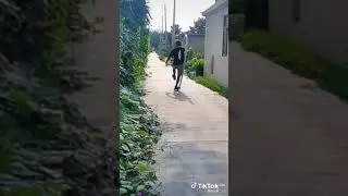 парень передвигается в обруче 