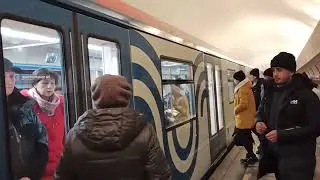 Метропоезд 81-765/766/767 Москва 40 на станции метро Таганская Таганско-краснопресненской линии.