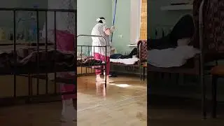 Уборщица моет пол