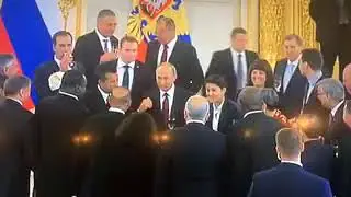 Путин пьет шампанское с послами. Бьются бокалы.