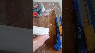 как подрезать потолочный плинтус