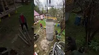 Установка колец в шахту колодца, обмотка колец пленкой. 
