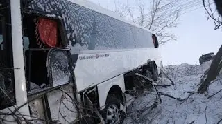 Двенашка + JCB = автобус в кювете.