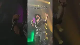 Carín León canta y baila “Una Vida Pasada” en su show en Buenos Aires