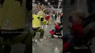 Springtrap High Fives a Child (FNAF Cosplay)