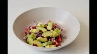 Салат с каперсами и авокадо