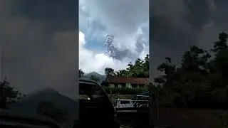 Gunung merapi meletus mengeluarkan awan panas