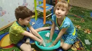 Ребятки Котятки делают кораблики.