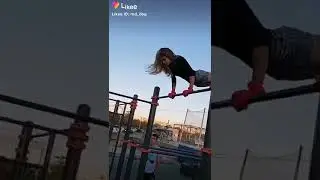 девушка в мини шортах на турнике