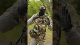 Переноска шлема на снаряжении.