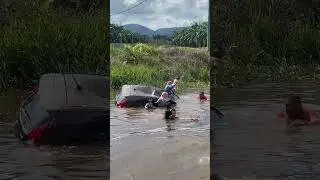 Akak ni terbabas langgar tiang lampu then jatuh ke sungai..nasib baik abg ni ada..tq org baik