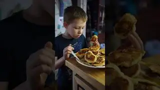 Самый строгий ресторанный критик, гроза всех мам и поваров😂Оладьи по домашнему 👍
