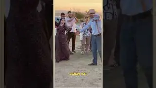 МУЖИК КЛАССНО ТАНЦУЕТ С КРАСАВИЦЕЙ🔥 