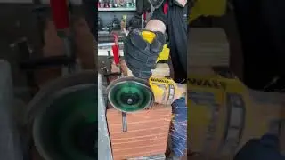 Угловая шлифмашина аккумуляторная DeWALT DCG 418