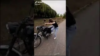 ДЕВУШКА ЗАВОДИТ МОТОЦИКЛ ИЖ ПЛАНЕТА 