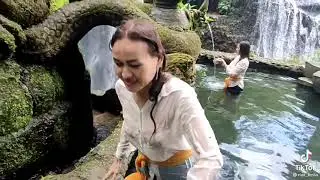 mandi di sungai keliatan anu nya 