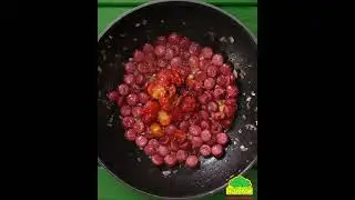 Паста с колбасками и сыром.