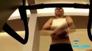 Spor odasında üstünü çıkartan sütyensiz kadın şakası