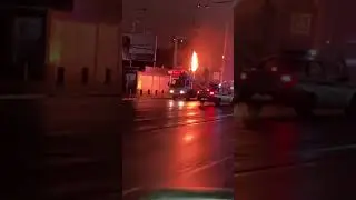В Калининграде на автобусной остановке полыхает фонарный столб