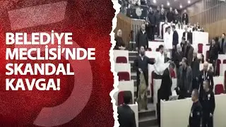 Bolu Belediye Meclisi'nde skandal kavga! AK Parti'li Çınar, Başkan Tanju Özcan'a su şişesi fırlattı!
