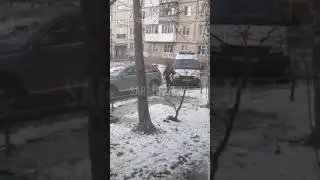 В залитом водой дворе застряла скорая помощь