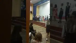 Последний звонок у сына, танцуют вальс