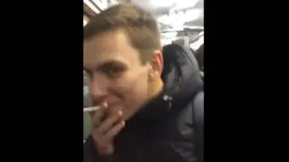 парень курит в метро