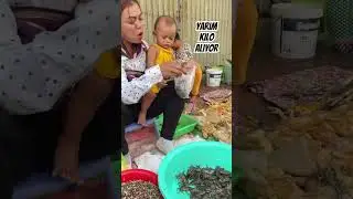 Kamboçya Yarasa Pazarında Alışveriş
