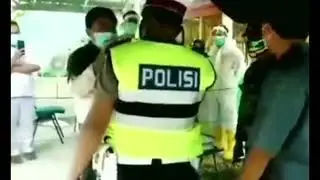 polisi aduh argumen dengan dokter karna tameng perlihatkan ktp